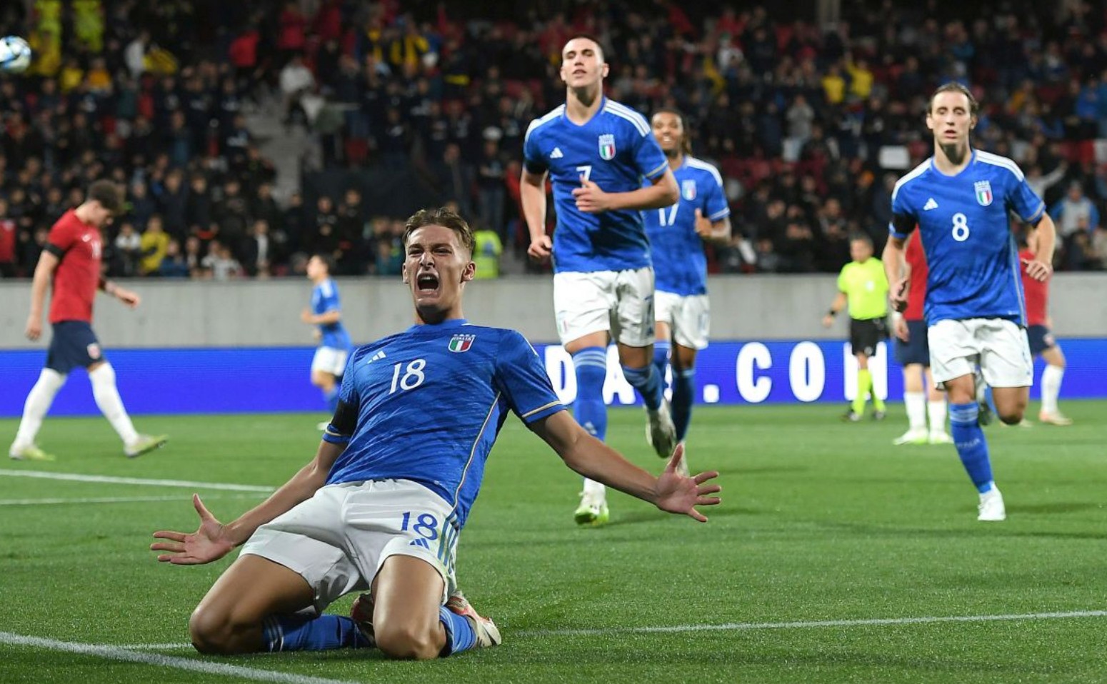 轻伤不下火线！记者：姆巴佩左手无名指骨折，但仍将出战曼城