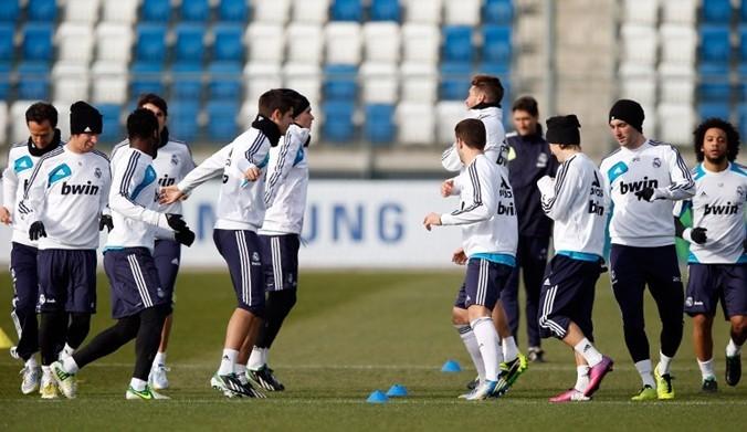 中超：上海海港主场4-1击败深圳队