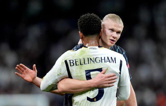 帕尔特伊听证会法院外，有抗议者举横幅批评阿森纳不作为