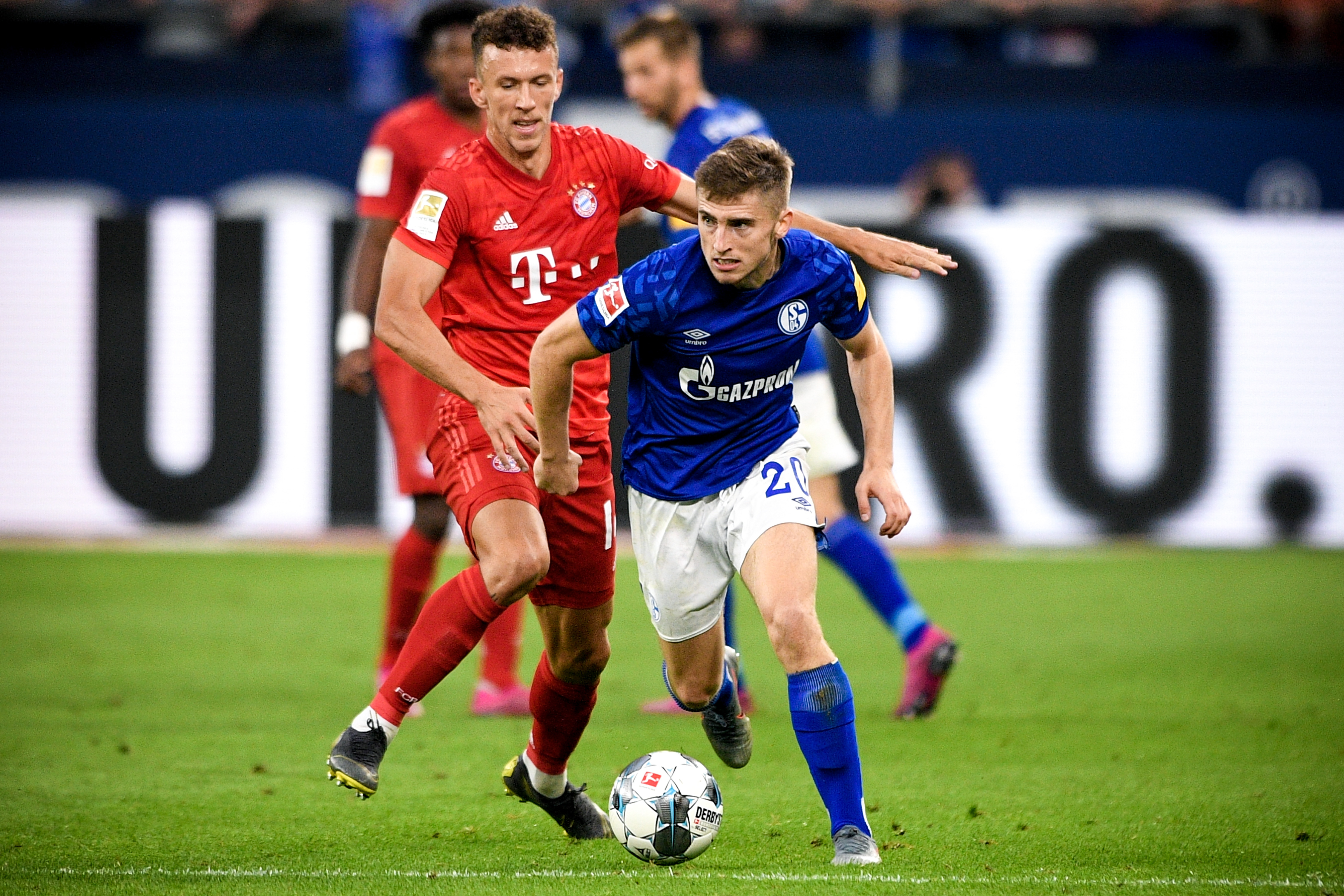 记者：莱比锡预计将接受纽卡对谢什科的9000万欧报价