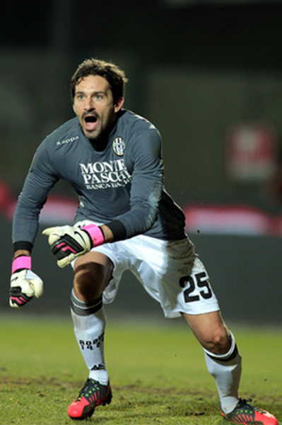 手感火热！里夫斯半场8中6贡献19分5篮板